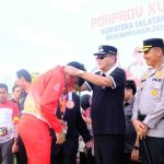 Bupati Muba, HM Toha menyerahkan medali kepada tim sepakbola Kota Palembang, yang meraih emas di ajang Proprov XV Sumsel, Kamis (30/10/2025). Foto: Kominfo Muba.