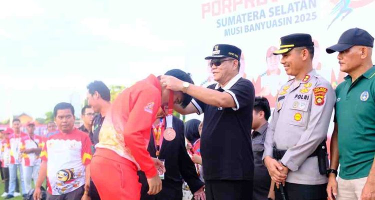 Bupati Muba, HM Toha menyerahkan medali kepada tim sepakbola Kota Palembang, yang meraih emas di ajang Proprov XV Sumsel, Kamis (30/10/2025). Foto: Kominfo Muba.