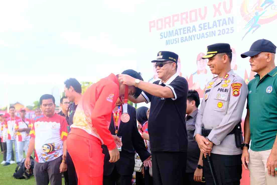 toha (12) Bupati Muba, HM Toha menyerahkan medali kepada tim sepakbola Kota Palembang, yang meraih emas di ajang Proprov XV Sumsel, Kamis (30/10/2025). Foto: Kominfo Muba.