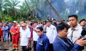 Bupati Muba, HM Toha mendampingi Gubernur Sumsel Herman Deru dan Menteri ESDM Bahlil saat berkunjung ke Keluang, Kamis (16/10/2025). Foto: Kominfo Muba.