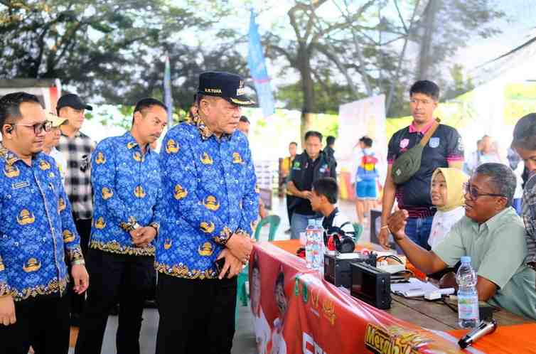 Bupati Muba, HM Toha saat mengunjungi panitia POrprov, Jumat (17/10/2025). Foto: Kominfo Muba.