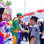 Bupati Muba, HM Toha memberikan ucapan selamat pada paraatlet renang yang meraih medali Porprov XV Muba, Minggu (19/10/2025). Foto: Kominfo Muba.