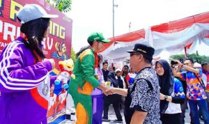 Bupati Muba, HM Toha memberikan ucapan selamat pada paraatlet renang yang meraih medali Porprov XV Muba, Minggu (19/10/2025). Foto: Kominfo Muba.