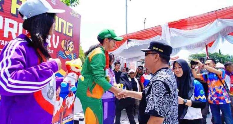 Bupati Muba, HM Toha memberikan ucapan selamat pada paraatlet renang yang meraih medali Porprov XV Muba, Minggu (19/10/2025). Foto: Kominfo Muba.