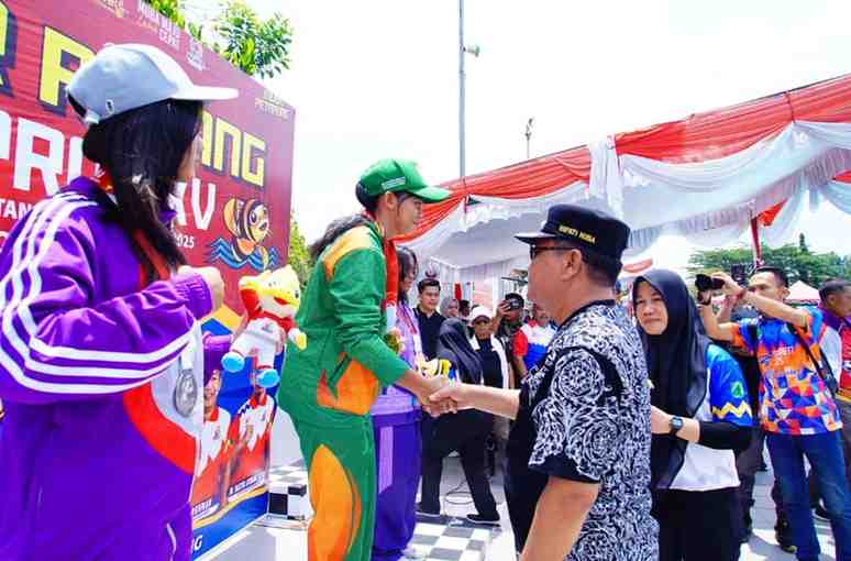 Bupati Muba, HM Toha memberikan ucapan selamat pada paraatlet renang yang meraih medali Porprov XV Muba, Minggu (19/10/2025). Foto: Kominfo Muba.