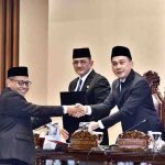Juru bicara Dapil 1 Palembang, Muhammad Toha menyerahkan berkas hasil reses kepada pimpinan sidang paripurna, Nopianto, Senin (20/10/2025). Foto: Humas DPRD Sumsel.