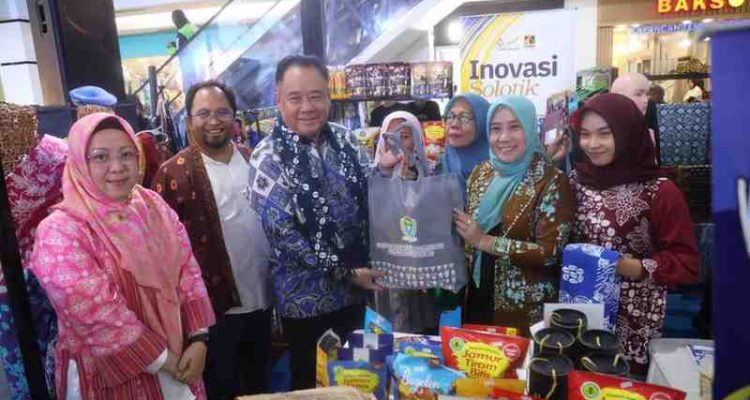 Wakil Gubernur Sumatera Selatan (Sumsel) H. Cik Ujang membuka kegiatan Small Medium Enterprises Exhibition (SMEXPO) 2025 yang digelar oleh PT Pertamina Patra Niaga Regional Sumbagsel di Atrium Palembang Square, Jumat (17/10/2025). Foto: Humas Pemprov Sumsel.