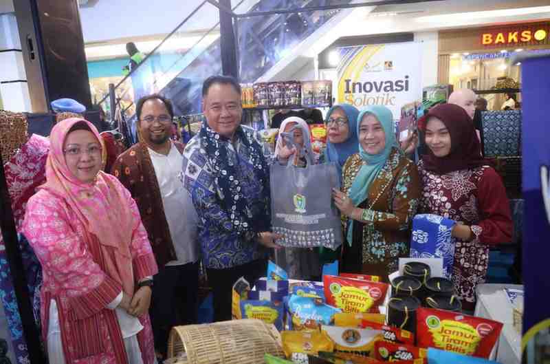 Wakil Gubernur Sumatera Selatan (Sumsel) H. Cik Ujang membuka kegiatan Small Medium Enterprises Exhibition (SMEXPO) 2025 yang digelar oleh PT Pertamina Patra Niaga Regional Sumbagsel di Atrium Palembang Square, Jumat (17/10/2025). Foto: Humas Pemprov Sumsel.