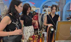 Para pengunjung membeli produk UMKM binaan PT Pertamina pada ajang Inacraft on October 2025 yang digelar pada 1–5 Oktober 2025 di Jakarta Convention Center (JCC). Foto: IST