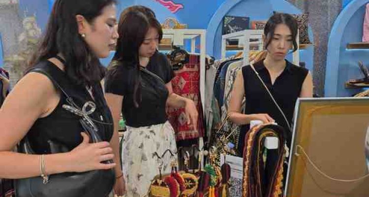 Para pengunjung membeli produk UMKM binaan PT Pertamina pada ajang Inacraft on October 2025 yang digelar pada 1–5 Oktober 2025 di Jakarta Convention Center (JCC). Foto: IST