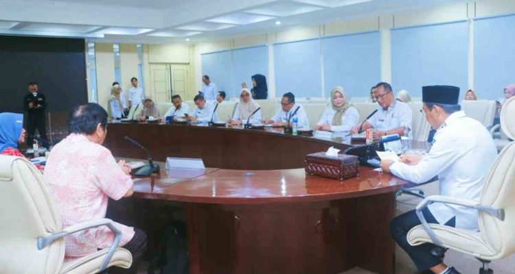 Wabup Muba Kyai Rohman didampingi OPD terkait saat menerima Tim Assessment Eliminasi Malaria Provinsi Sumatera Selatan, bertempat di Ruang Rapat Serasan Sekate, Rabu (15/10/2025). Foto: Kominfo Muba.