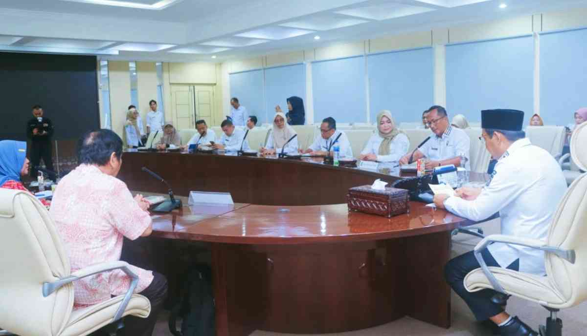 Wabup Muba Kyai Rohman didampingi OPD terkait saat menerima Tim Assessment Eliminasi Malaria Provinsi Sumatera Selatan, bertempat di Ruang Rapat Serasan Sekate, Rabu (15/10/2025). Foto: Kominfo Muba.