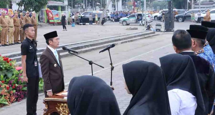 Walikota Palembang, Ratu Dewa memimpin upacara dan pelantikan PPPK dan PNS di BKB Palembang, Senin (13/10/2025). Foto: Kominfo Palembang.