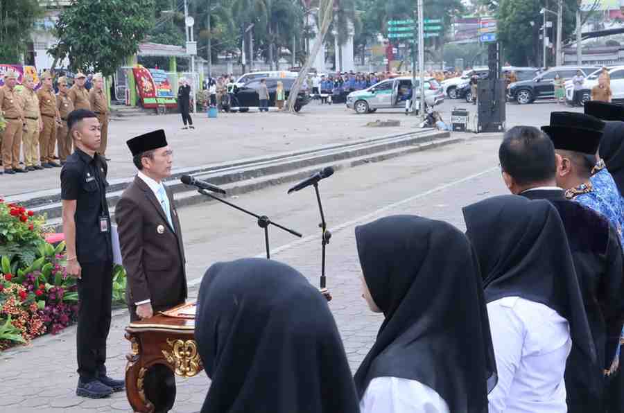 Walikota Palembang, Ratu Dewa memimpin upacara dan pelantikan PPPK dan PNS di BKB Palembang, Senin (13/10/2025). Foto: Kominfo Palembang.