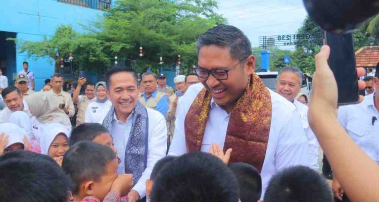 Walikota Palembang, Ratu Dewa mendampingi Wakil Menteri Pertanian RI, Sudaryono BEng MM MBA melakukan kunjungan kerja ke SD Negeri 238 Palembang di Jalan Srijaya Museum Balaputra Dewa KM 5,5, pada Rabu (29/10/2025). Foto: Kominfo Palembang.