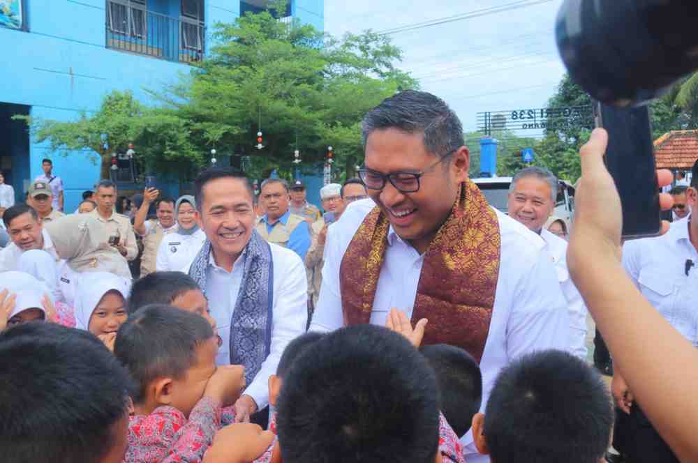 Walikota Palembang, Ratu Dewa mendampingi Wakil Menteri Pertanian RI, Sudaryono BEng MM MBA melakukan kunjungan kerja ke SD Negeri 238 Palembang di Jalan Srijaya Museum Balaputra Dewa KM 5,5, pada Rabu (29/10/2025). Foto: Kominfo Palembang.