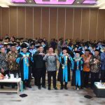Gubernur Sumsel, Hermen deru bersama para rektorat dan wisudawan USS, Kamis (2/10/2025). Foto: Humas Pemprov Sumsel.