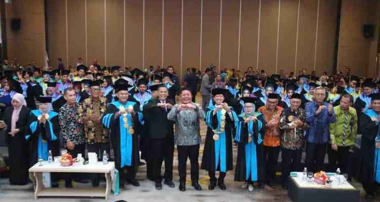 Gubernur Sumsel, Hermen deru bersama para rektorat dan wisudawan USS, Kamis (2/10/2025). Foto: Humas Pemprov Sumsel.