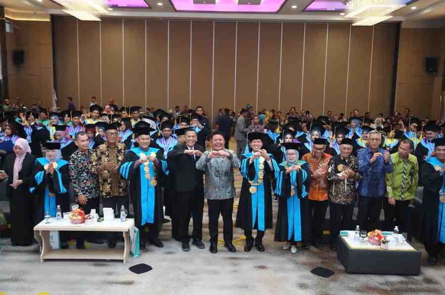 Gubernur Sumsel, Hermen deru bersama para rektorat dan wisudawan USS, Kamis (2/10/2025). Foto: Humas Pemprov Sumsel.