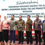 Sekretaris Daerah (Sekda) Provinsi Sumsel Dr. H Edward Candra, menerima kunjungan kerja dan silaturahmi dari Komandan Komando Daerah TNI AL III, Laksamana Muda TNI Uki Prasetia, di Griya Agung Palembang, Senin (3/11/2025). Foto: Humas Pemprov Sumsel.