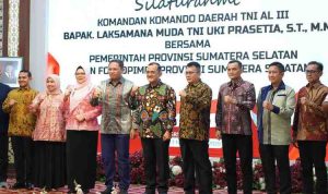 AL Sekretaris Daerah (Sekda) Provinsi Sumsel Dr. H Edward Candra, menerima kunjungan kerja dan silaturahmi dari Komandan Komando Daerah TNI AL III, Laksamana Muda TNI Uki Prasetia, di Griya Agung Palembang, Senin (3/11/2025). Foto: Humas Pemprov Sumsel.