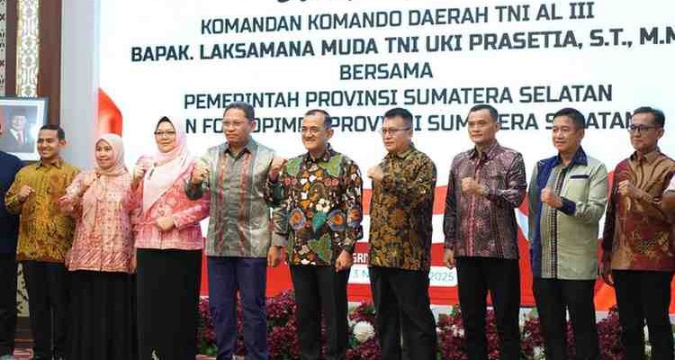 Sekretaris Daerah (Sekda) Provinsi Sumsel Dr. H Edward Candra, menerima kunjungan kerja dan silaturahmi dari Komandan Komando Daerah TNI AL III, Laksamana Muda TNI Uki Prasetia, di Griya Agung Palembang, Senin (3/11/2025). Foto: Humas Pemprov Sumsel.