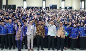 PPPK (2) Gubernur Sumsel, Herman deru dan Wagub Cik Ujang bersama ribuan PPPK Pemprov Sumsel usai dilantik, JUmat (31/10/2025). Foto; Humas Pemprov Sumsel.