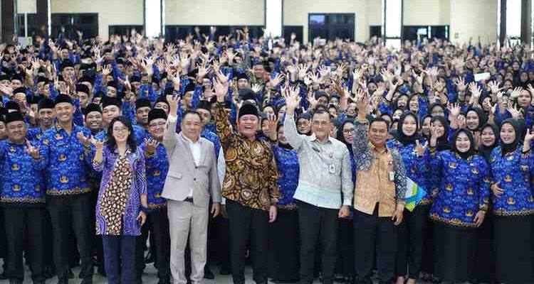 Gubernur Sumsel, Herman deru dan Wagub Cik Ujang bersama ribuan PPPK Pemprov Sumsel usai dilantik, JUmat (31/10/2025). Foto; Humas Pemprov Sumsel.