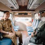 Walikota Palembang, Ratu Dewa menggunakan bus umum menuju lokasi kegiatan, Selasa (4/11/2025). Foto: Kominfo Palembang.