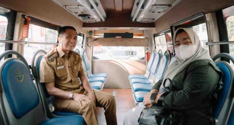 Walikota Palembang, Ratu Dewa menggunakan bus umum menuju lokasi kegiatan, Selasa (4/11/2025). Foto: Kominfo Palembang.