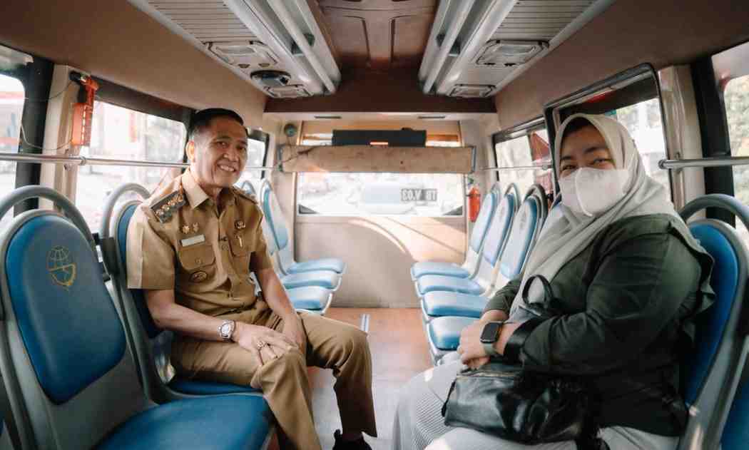 Walikota Palembang, Ratu Dewa menggunakan bus umum menuju lokasi kegiatan, Selasa (4/11/2025). Foto: Kominfo Palembang.