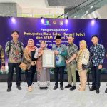 Wakil Walikota Palembang, Prima Salam mewakili Pemkot menerima penghargaan bergengsi Swasti Padapa Award 2025, penghargaan Kabupaten Kota Sehat (KKS). Foto: Kominfo Palembang.