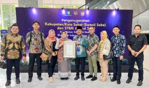 Wakil Walikota Palembang, Prima Salam mewakili Pemkot menerima penghargaan bergengsi Swasti Padapa Award 2025, penghargaan Kabupaten Kota Sehat (KKS). Foto: Kominfo Palembang.