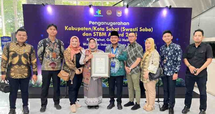 Wakil Walikota Palembang, Prima Salam mewakili Pemkot menerima penghargaan bergengsi Swasti Padapa Award 2025, penghargaan Kabupaten Kota Sehat (KKS). Foto: Kominfo Palembang.