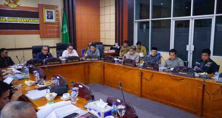 Rapat badan anggaran DPRD Muba, membahas rencana anggaran APBD TA 2026, Se;asa (11/11/2025). Foto: Kominfo Muba.