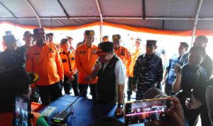 banjir (1) Mengikuti Apel dan Simulasi Gladi Kesiapsiagaan Bencana Banjir Sumsel, Gubernur Sumsel, Herman Deru mencoba sejumlah peralatan di Lapangan AURI Banding Agung, OKU Selatan, Jumat (14/11/2025). Foto: Humas Pemprov Sumsel.