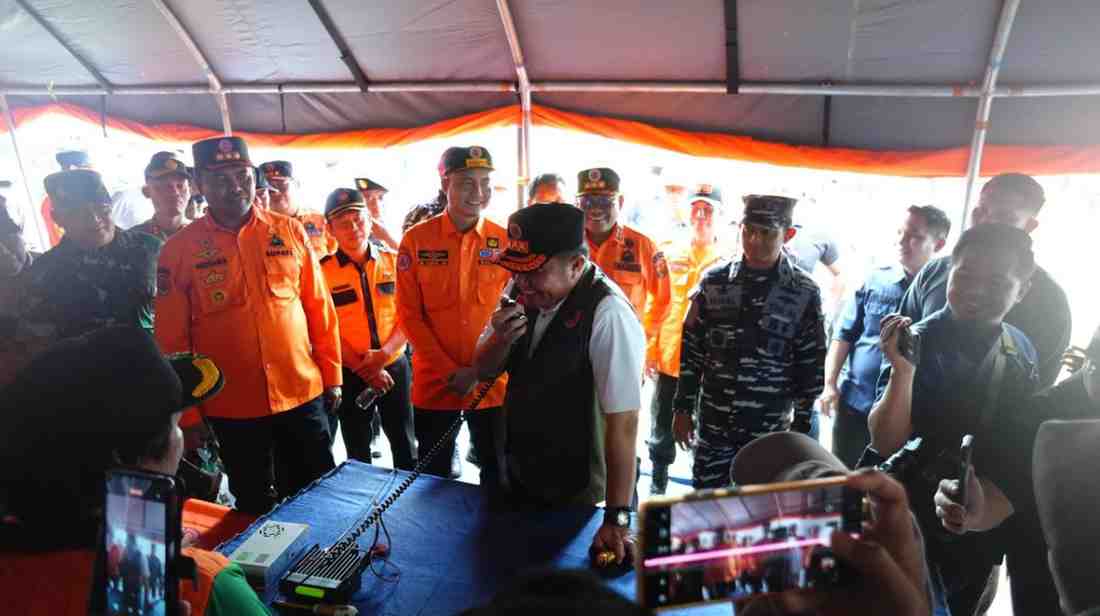 Mengikuti Apel dan Simulasi Gladi Kesiapsiagaan Bencana Banjir Sumsel, Gubernur Sumsel, Herman Deru mencoba sejumlah peralatan di Lapangan AURI Banding Agung, OKU Selatan, Jumat (14/11/2025). Foto: Humas Pemprov Sumsel.