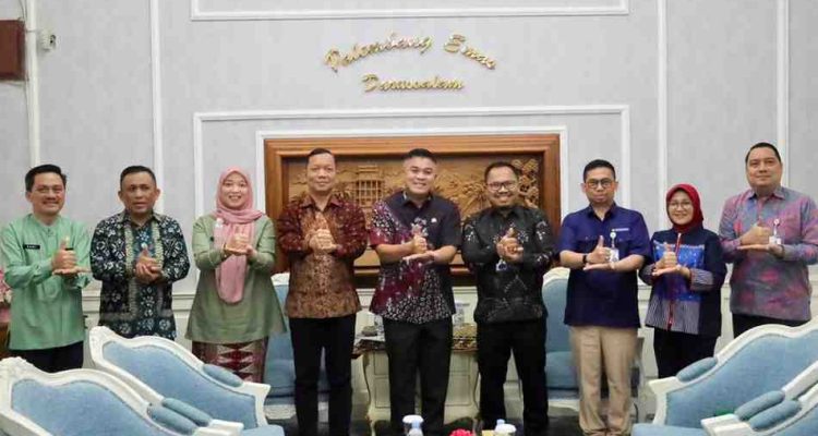 Sekretaris Daerah (Sekda) Kota Palembang, Aprizal Hasyim, menerima jajaran BPJS Kesehatan, Kamis (6/11/2025). Foto: Kominfo Palembang.