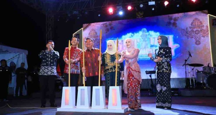 Gubernur Sumsel, Herman Deru membuka festival candi bumi ayu di PALI, Jumat (21/11/2025). Foto: Humas Pemprov Sumsel.