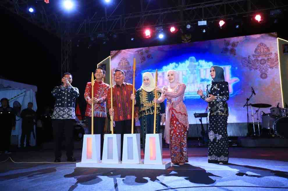 Gubernur Sumsel, Herman Deru membuka festival candi bumi ayu di PALI, Jumat (21/11/2025). Foto: Humas Pemprov Sumsel.