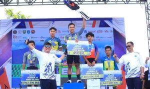 danau Gubernur Sumsel, Herman Deru bersama para juara Gelaran Sriwijaya Ranau Gran Fondo (SRGF), Sabtu (15/11/2025). Foto: Humas Pemprov Sumsel.