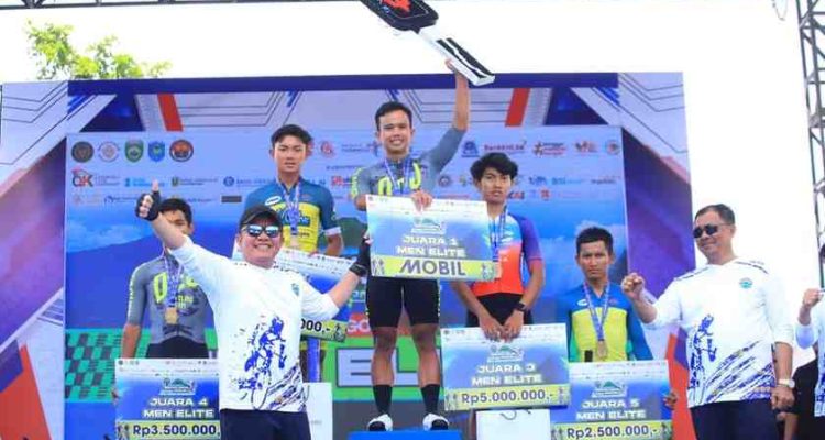 Gubernur Sumsel, Herman Deru bersama para juara Gelaran Sriwijaya Ranau Gran Fondo (SRGF), Sabtu (15/11/2025). Foto: Humas Pemprov Sumsel.