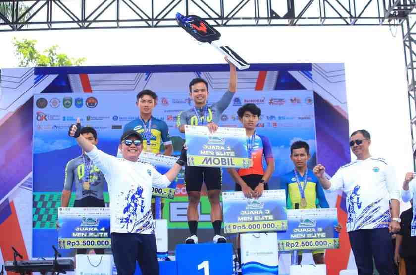 Gubernur Sumsel, Herman Deru bersama para juara Gelaran Sriwijaya Ranau Gran Fondo (SRGF), Sabtu (15/11/2025). Foto: Humas Pemprov Sumsel.