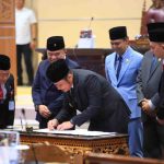 Gubernur Sumsel, Herman Deru menandatangani kesepakatan KUA PPAS APBD 2026 bersama para pimpinan DPRD Sumsel, Rabu (12/11/2025). Foto: Humas Pemprov Sumsel.