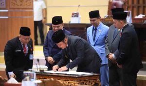 Gubernur Sumsel, Herman Deru menandatangani kesepakatan KUA PPAS APBD 2026 bersama para pimpinan DPRD Sumsel, Rabu (12/11/2025). Foto: Humas Pemprov Sumsel.