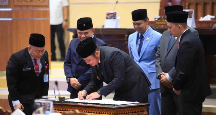 Gubernur Sumsel, Herman Deru menandatangani kesepakatan KUA PPAS APBD 2026 bersama para pimpinan DPRD Sumsel, Rabu (12/11/2025). Foto: Humas Pemprov Sumsel.