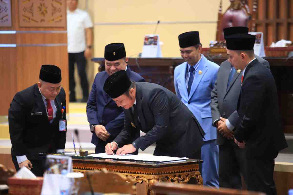 Gubernur Sumsel, Herman Deru menandatangani kesepakatan KUA PPAS APBD 2026 bersama para pimpinan DPRD Sumsel, Rabu (12/11/2025). Foto: Humas Pemprov Sumsel.