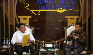 Gubernur Sumsel, Herman deru menerima audiensi General Manager Telkomsel Sumbagsel, Wawan Kuswandono, di Ruang Tamu Gubernur Sumsel, Kamis (13/11/2025). Foto: Humas Pemprov Sumsel.