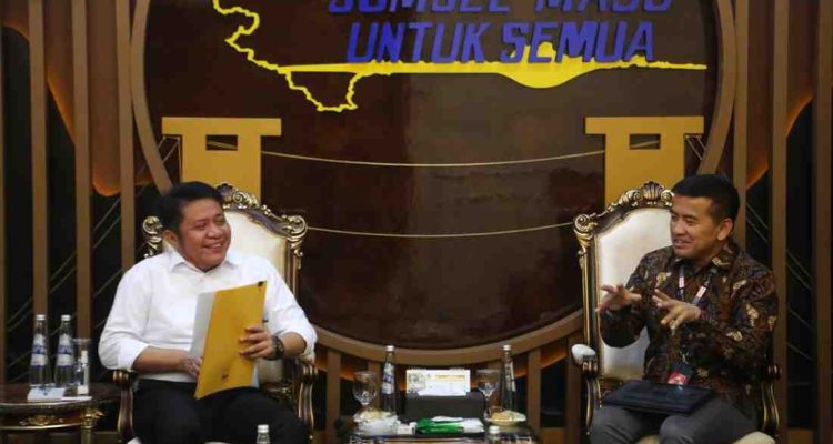 Gubernur Sumsel, Herman deru menerima audiensi General Manager Telkomsel Sumbagsel, Wawan Kuswandono, di Ruang Tamu Gubernur Sumsel, Kamis (13/11/2025). Foto: Humas Pemprov Sumsel.