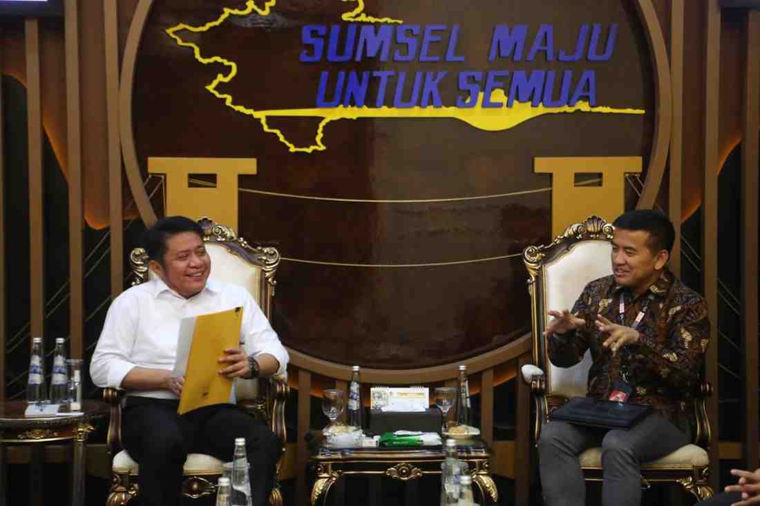 Gubernur Sumsel, Herman deru menerima audiensi General Manager Telkomsel Sumbagsel, Wawan Kuswandono, di Ruang Tamu Gubernur Sumsel, Kamis (13/11/2025). Foto: Humas Pemprov Sumsel.